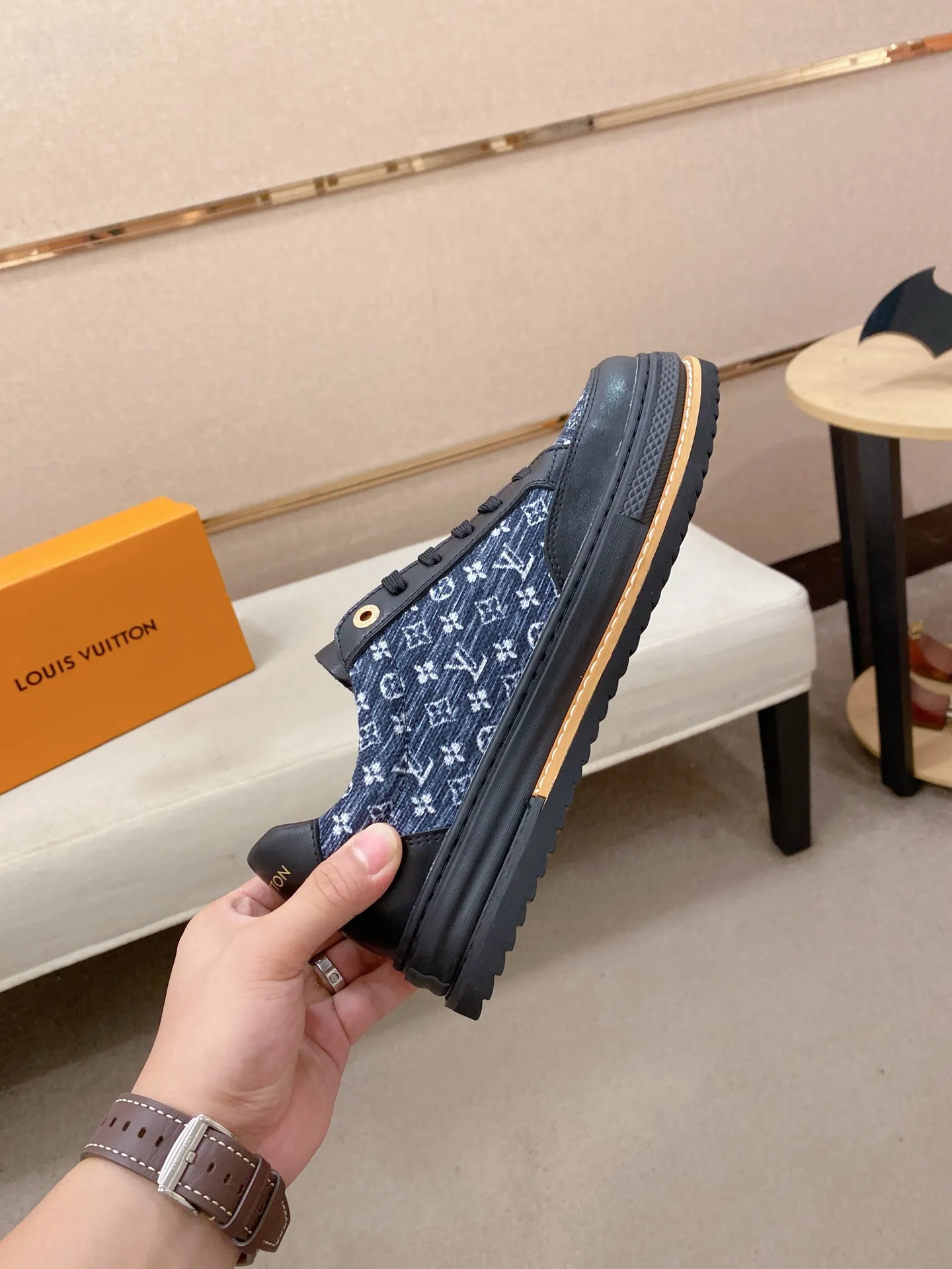 Men's clothing and shoes 400💰Louis Vuitton (Louis Vuitton/LV) top 🔍🔍 new models are on sale at the same time, the upper 🇮🇹 imported first-layer cowhide from Italy, fully imported sheepskin lining 💪💪, completely 1⃣️ to 1 ⃣️Re-engraved🇮🇹💪💪, ⚠Sole: The original sole is specially provided by the original factory, the exclusive movable molded sole is super comfortable, ⚠The original factory follows the order, 🔍🔍high quality, you can enter and exit the counter at will, welcome to compare⚠. Code number:38-44